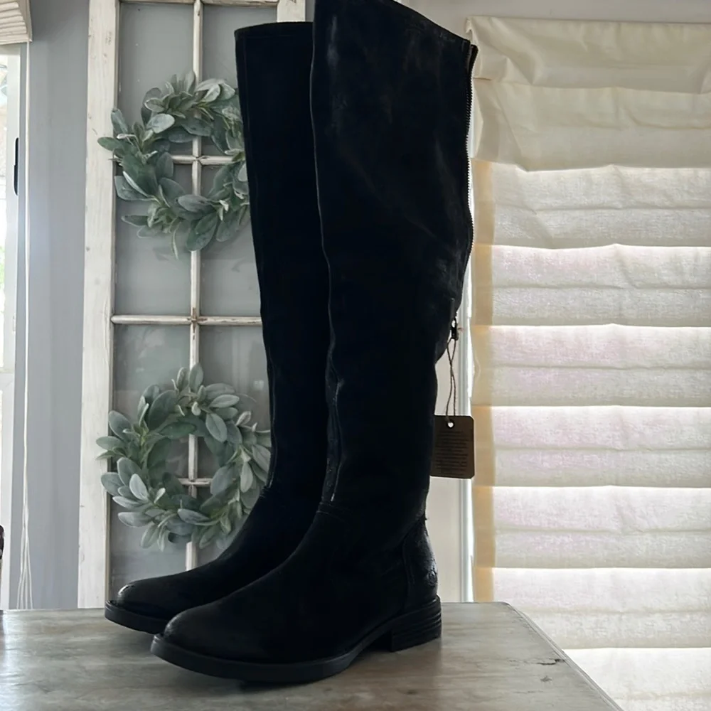 Born Women’s Borman Boots, size 6, distressed black, zip back. Knee high.